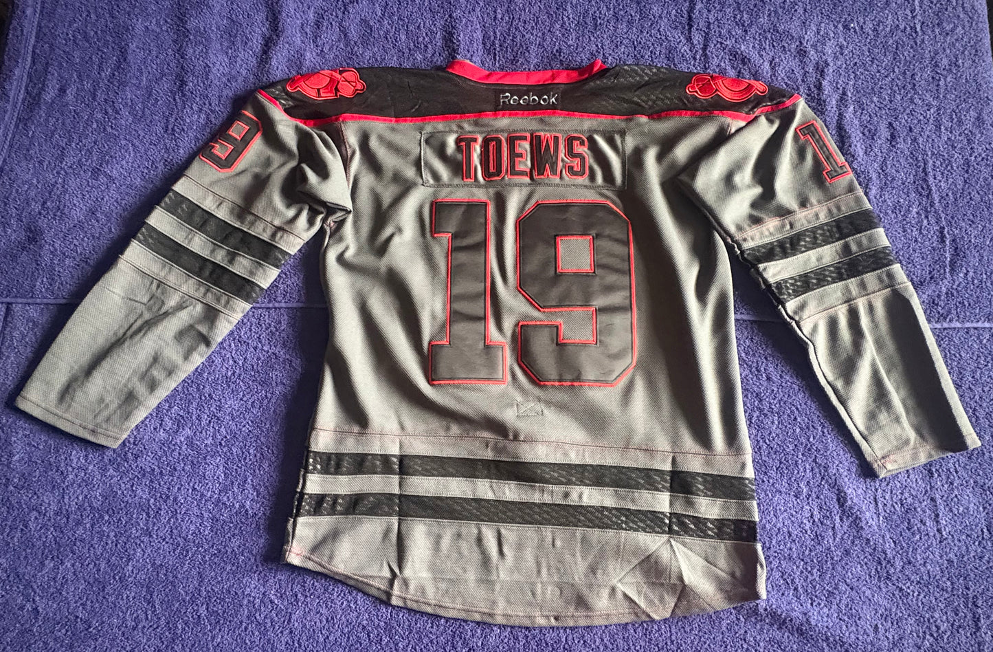 CCM Reebok Chicago Blackhawks NHL Hockey Shirt Size 50 Toews 19 C