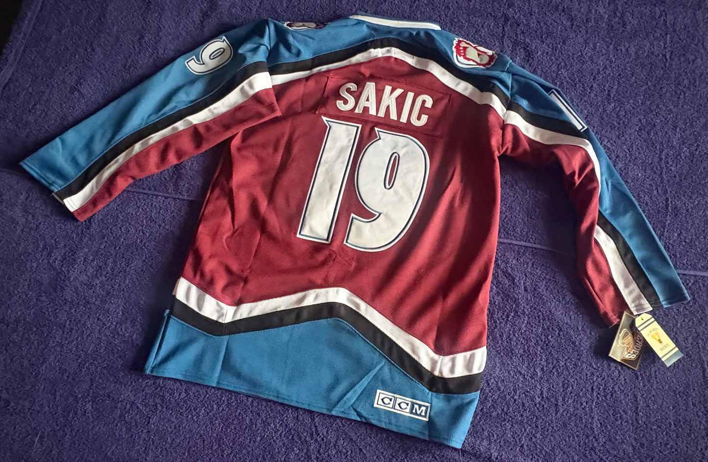 CCM Heroes of Hockey Colorado Avalanche NHL Hockey Shirt Size 50 Sakic 19 C