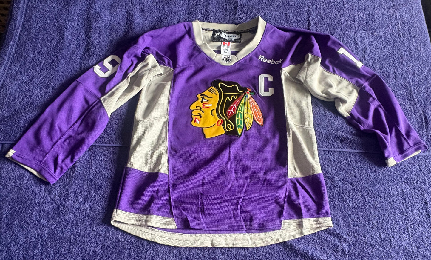 CCM Reebok Chicago Blackhawks NHL Hockey Shirt Size 50 Warm Up Shirt Toews 19 C