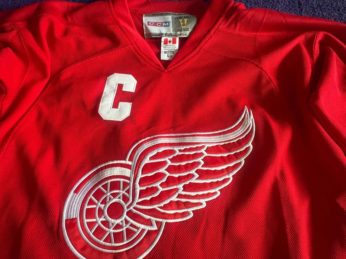 CCM Heroes of Hockey Detroit Red Wings NHL Hockey Shirt Size 50 Lidstrom 5 C