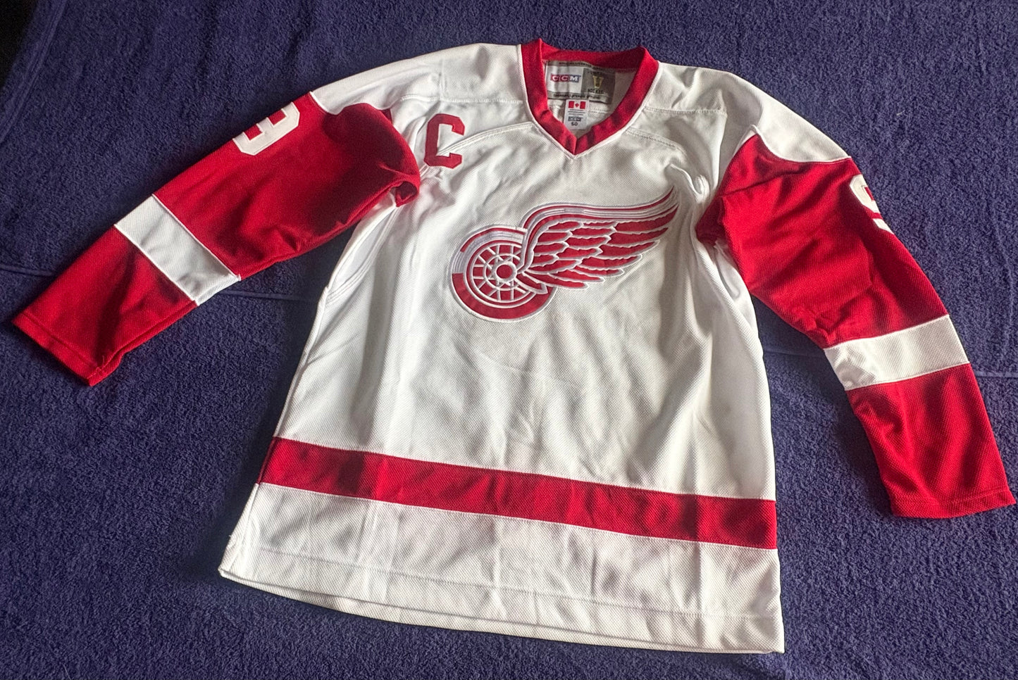 CCM Heroes of Hockey Detroit Red Wings NHL Hockey Shirt Size 50 Howe 9 C