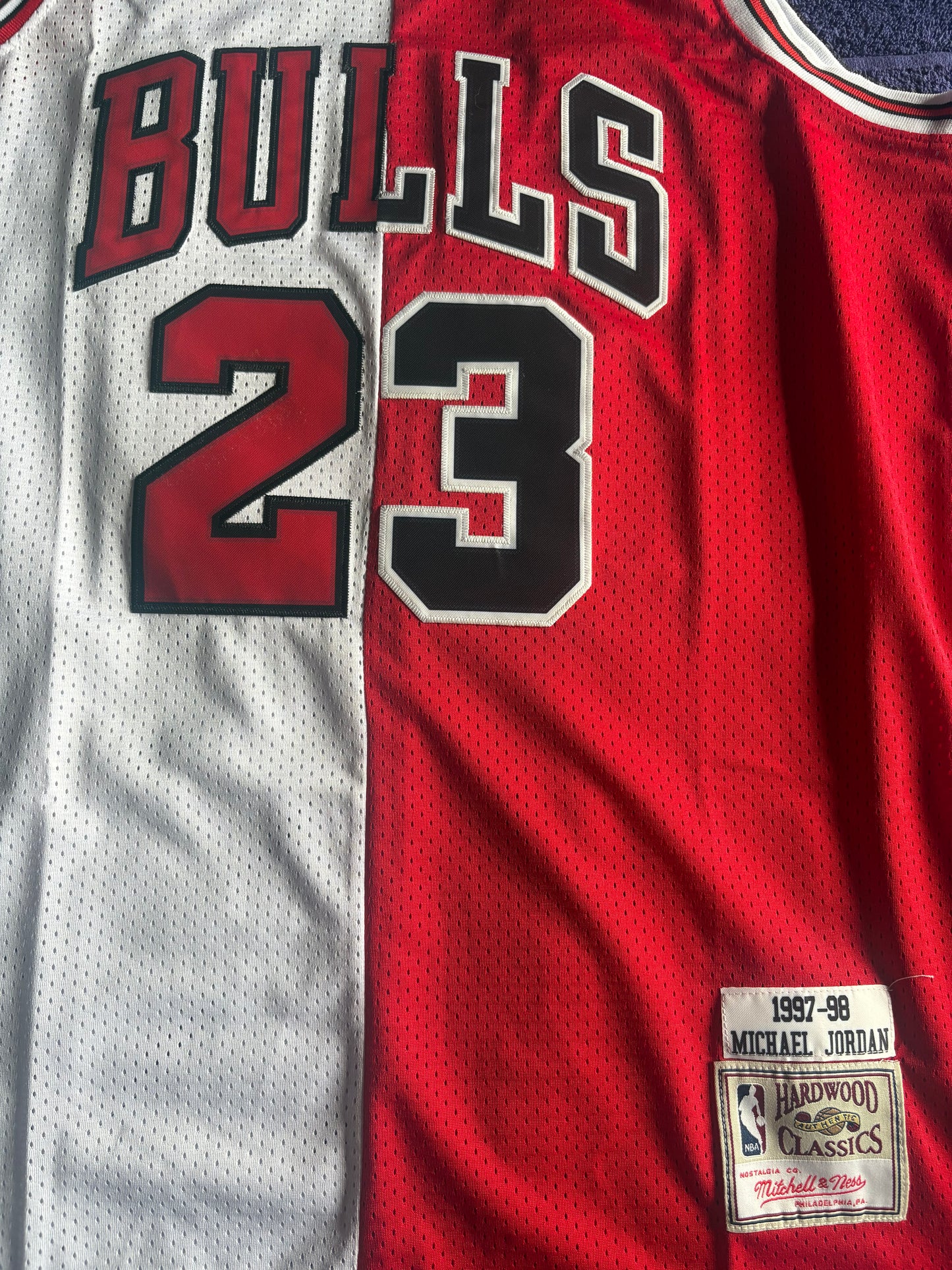 Retro 1/2& 1/2 Chicago Bulls Jordan Basketball Vest Large White, Black & Red 23