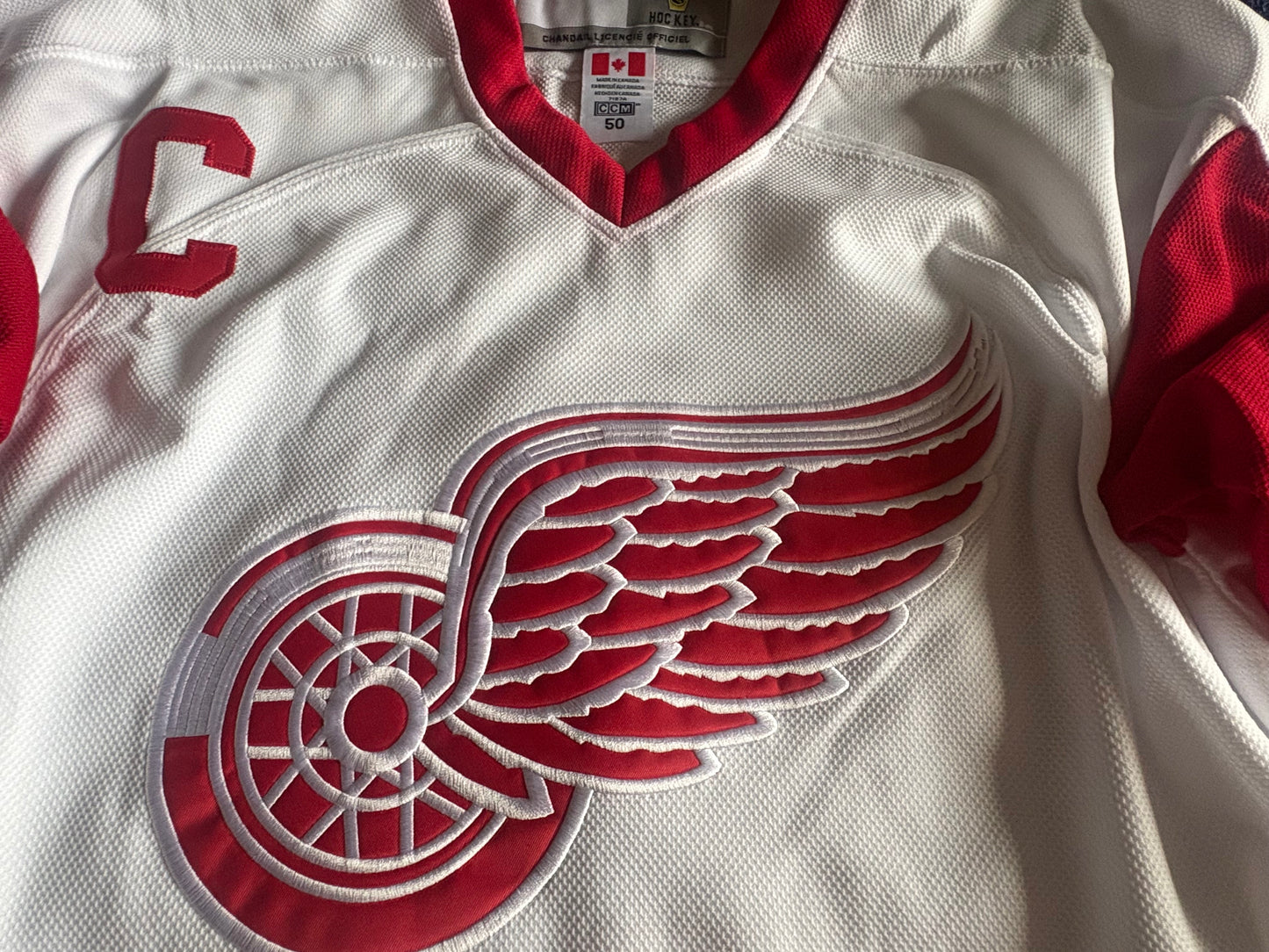 CCM Heroes of Hockey Detroit Red Wings NHL Hockey Shirt Size 50 Howe 9 C