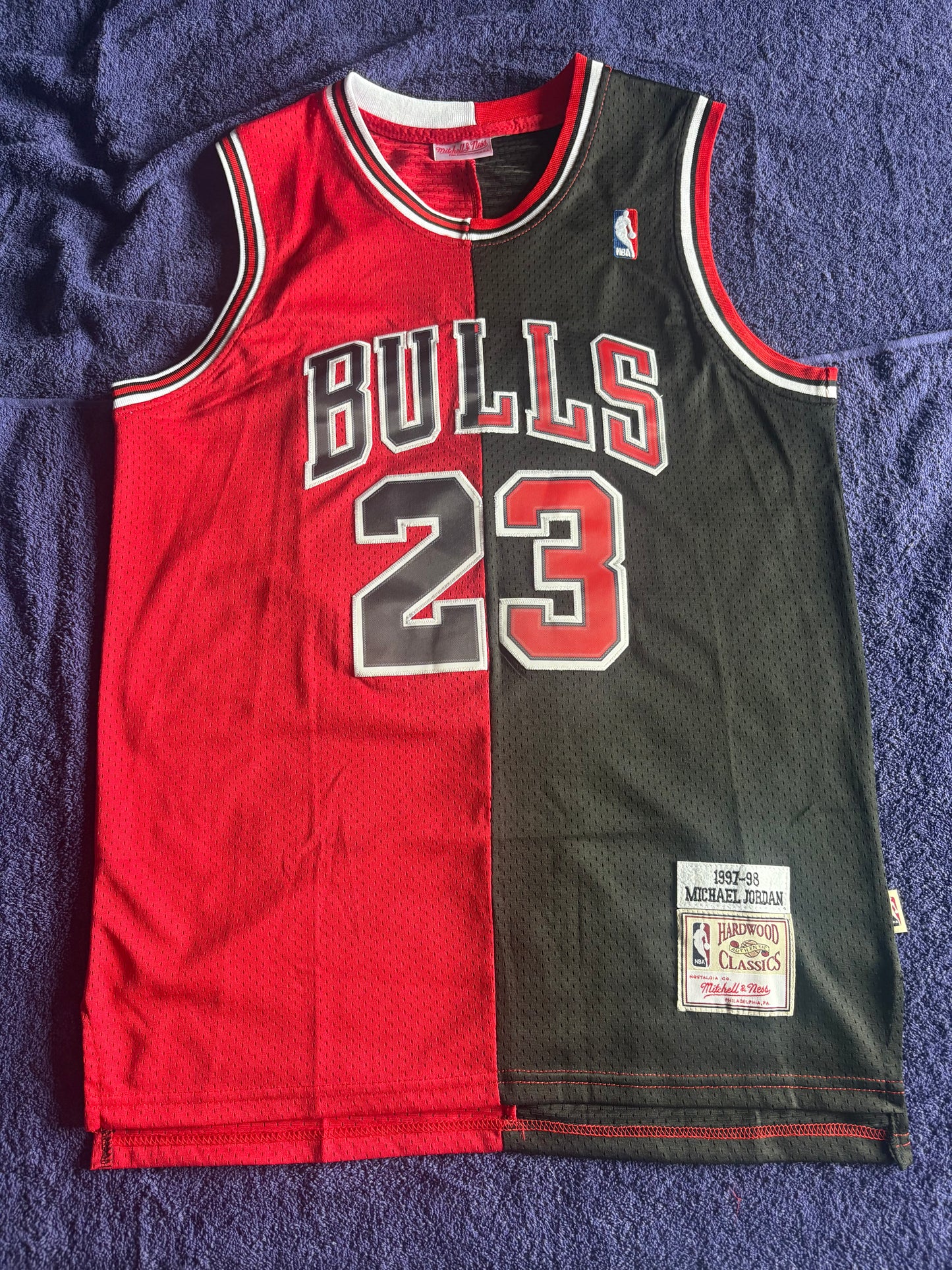Retro 1/2& 1/2 Chicago Bulls Jordan Basketball Vest Large Black & Red 23