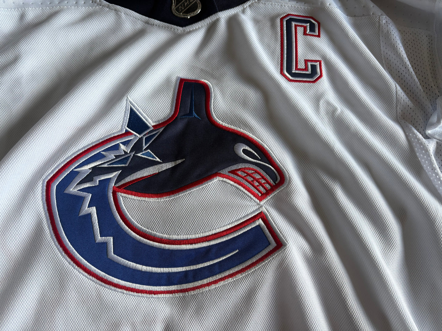 Vancouver Canucks NHL Shirt Blue Size Large Hughes Blue White C 43