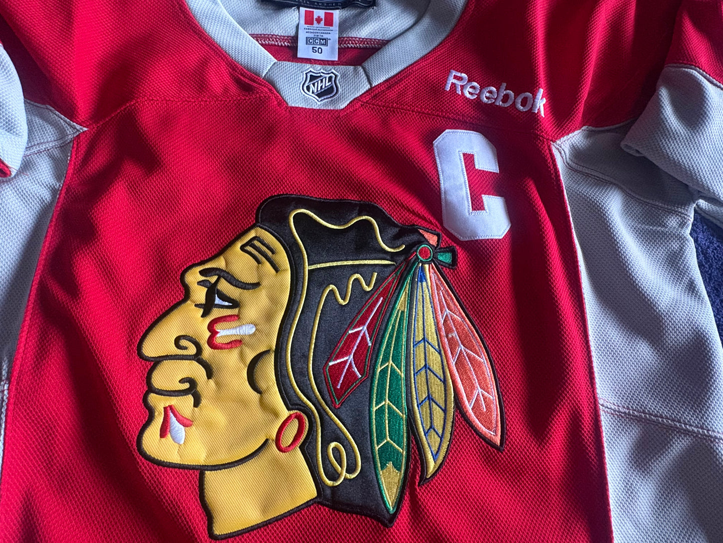 CCM Reebok Chicago Blackhawks NHL Hockey Shirt Size 50 Warm Up Shirt Toews 19 C