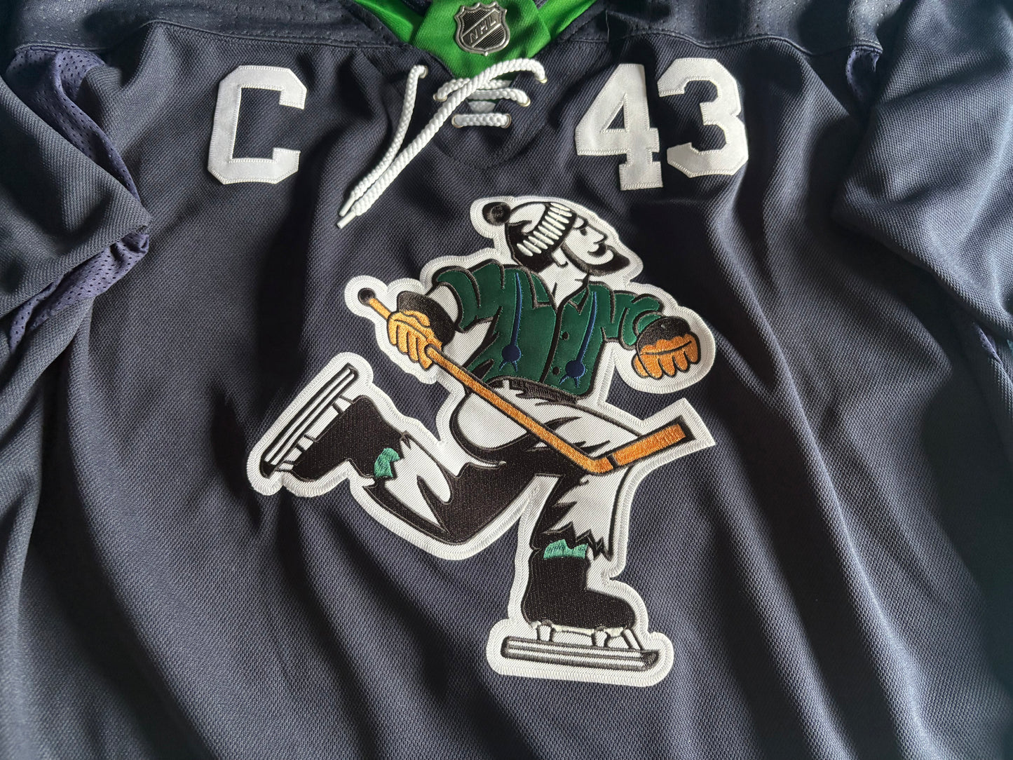 Vancouver Canucks NHL Shirt Blue Size 52 Hughes Blue C 43