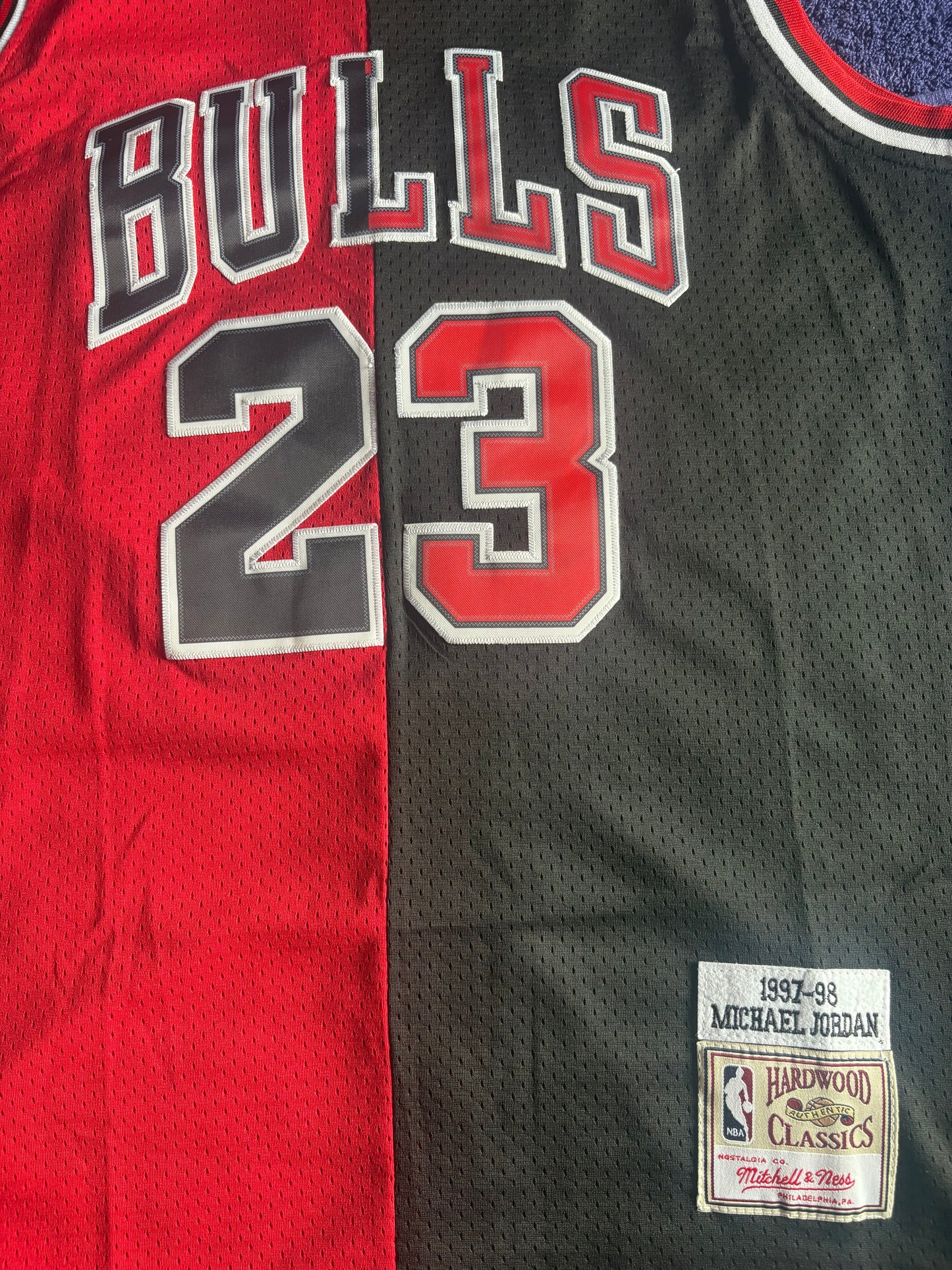 Retro 1/2& 1/2 Chicago Bulls Jordan Basketball Vest Large Black & Red 23