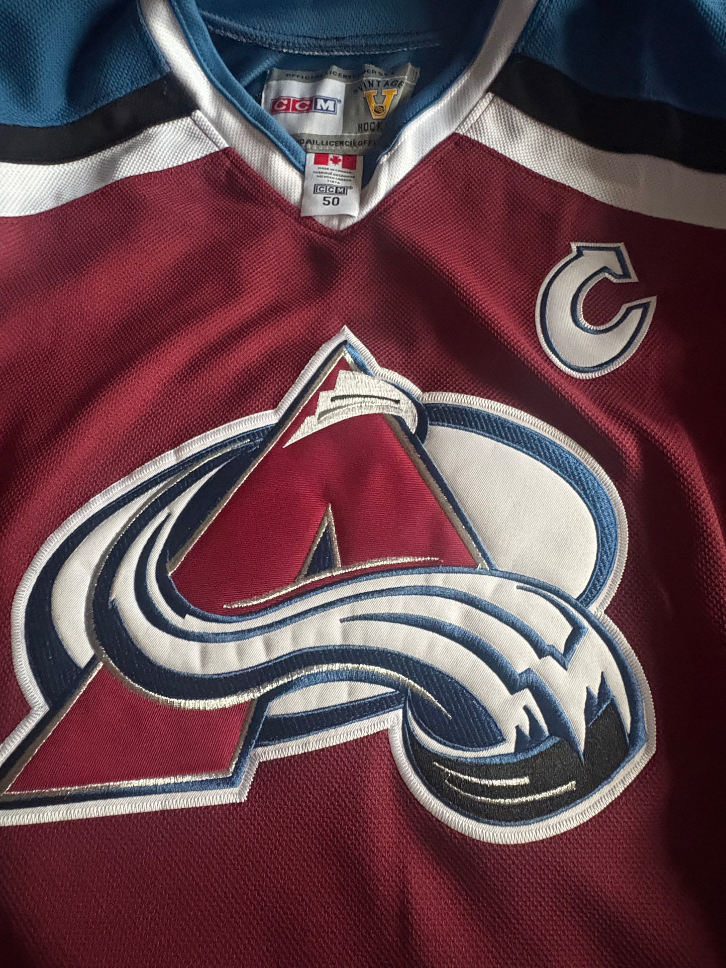 CCM Heroes of Hockey Colorado Avalanche NHL Hockey Shirt Size 50 Sakic 19 C