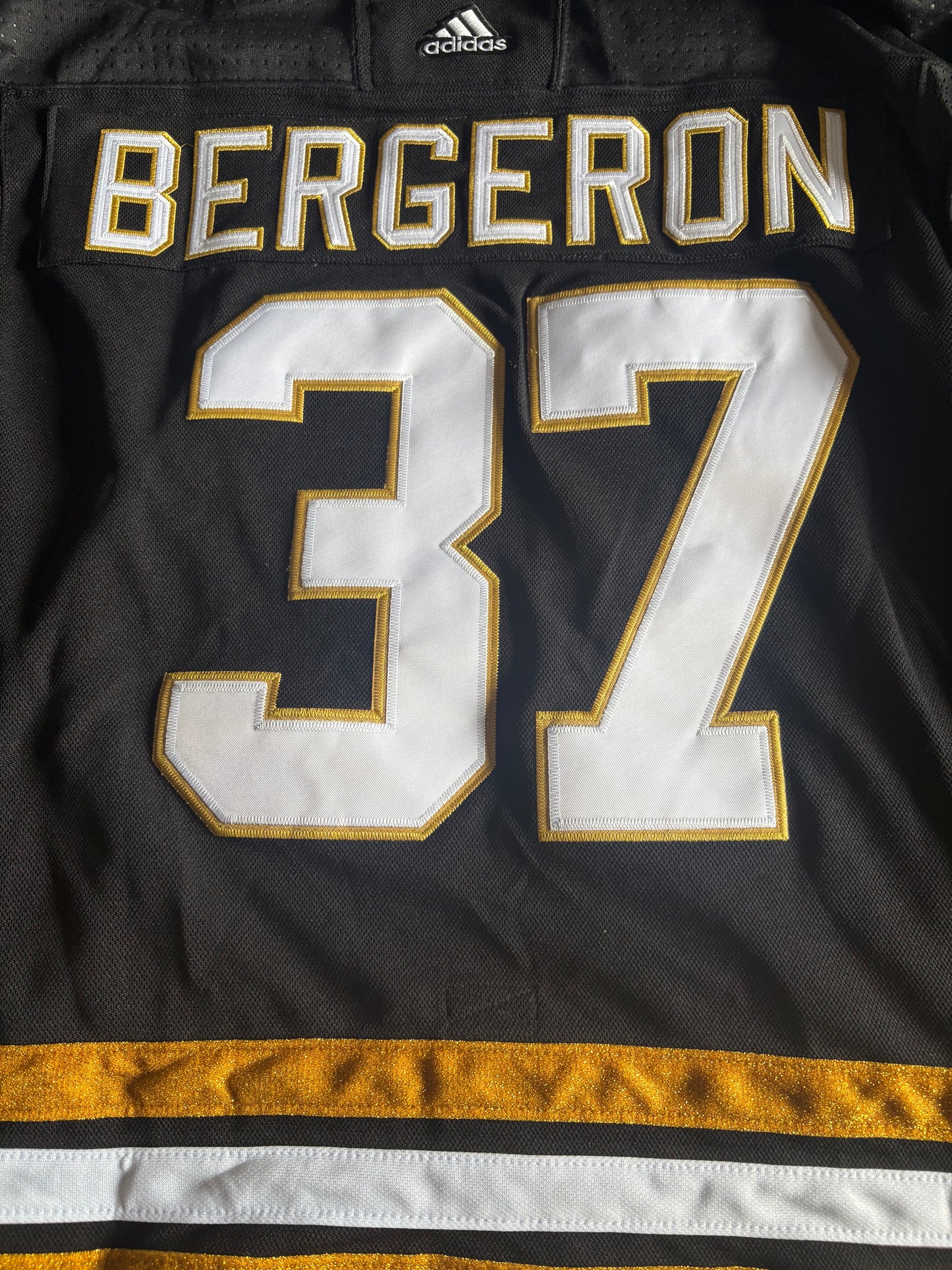Boston Bruins Vintage NHL Shirt Size Large Bergeron 37 C Black & Yellow
