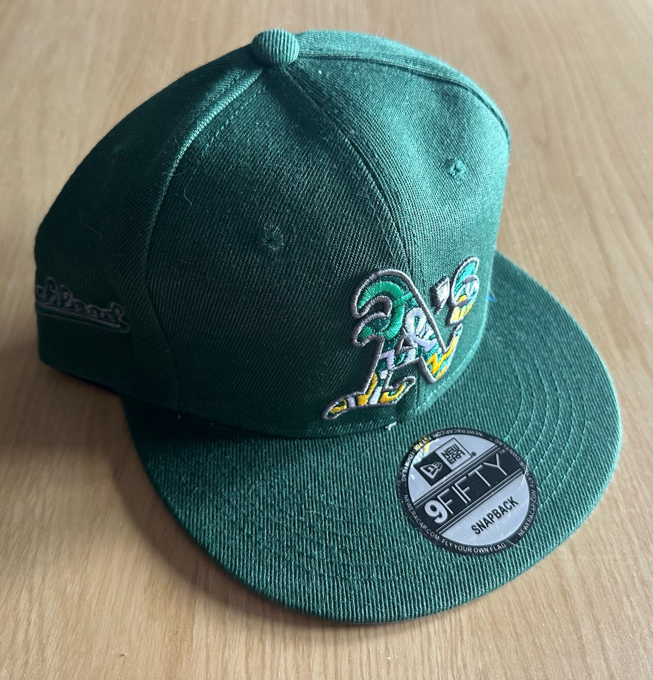 Oakland A's MLB SnapBack Baseball Cap Multicolour New With Sitcker