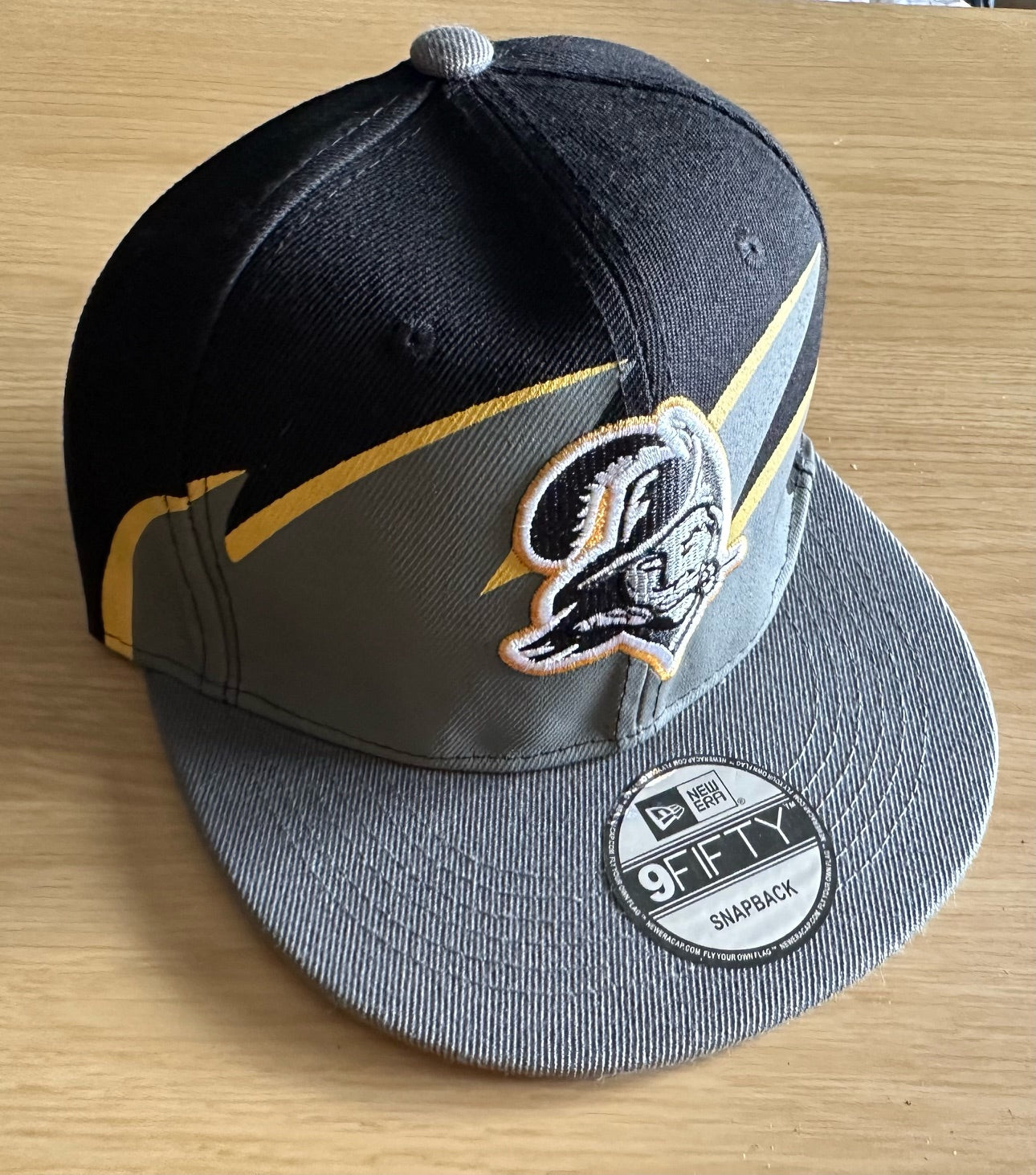 Tampa Bay Buccaneers  NFL 2 Tone SnapBack Baseball Cap Multicolour New With Sticker