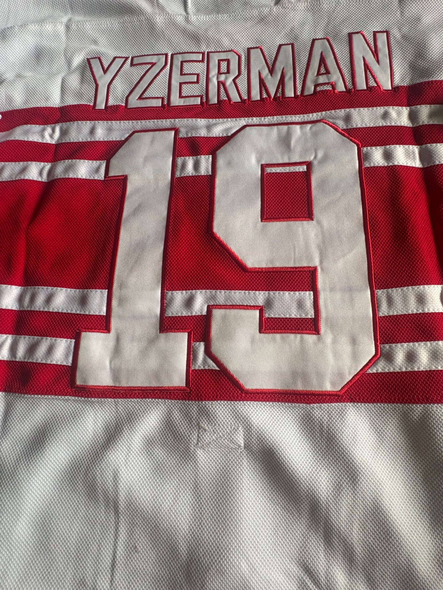 CCM Heroes of Hockey Detroit Red Wings NHL Hockey Shirt Size Yzerman 19 C