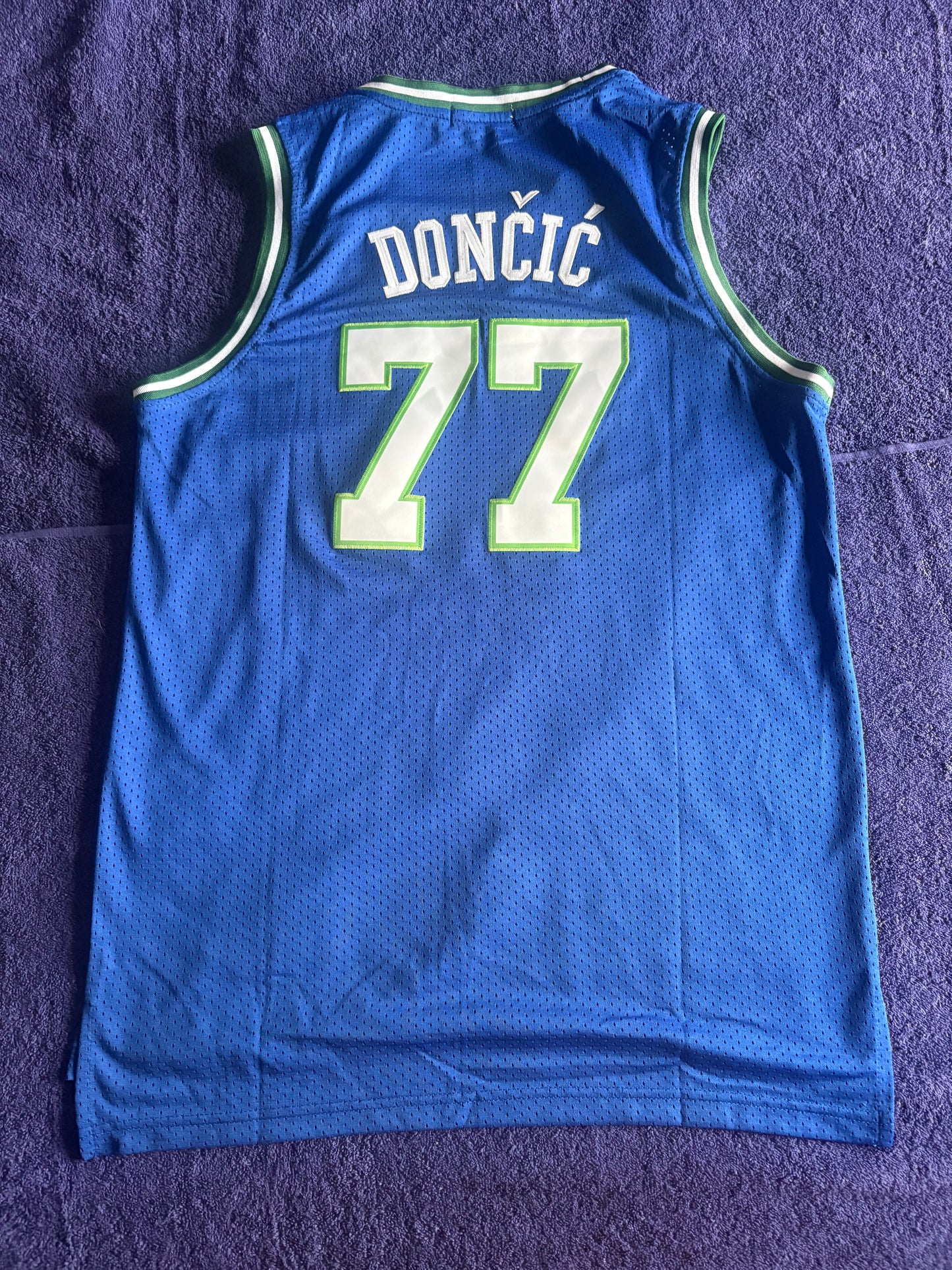 Dallas Mavericks M&N NBA HardWood Classics Basketball Vest Large Doncic 77