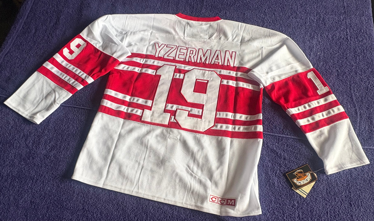 CCM Heroes of Hockey Detroit Red Wings NHL Hockey Shirt Size Yzerman 19 C