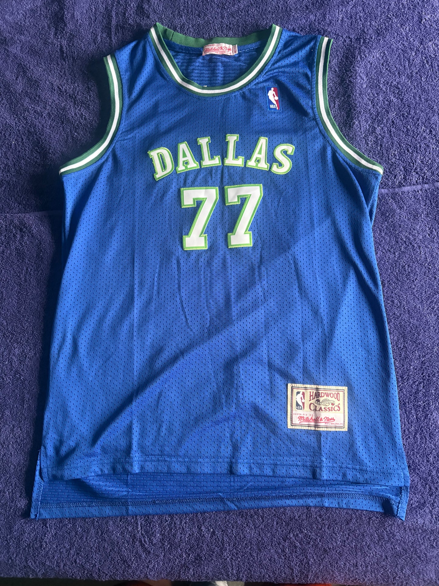 Dallas Mavericks M&N NBA HardWood Classics Basketball Vest Large Doncic 77