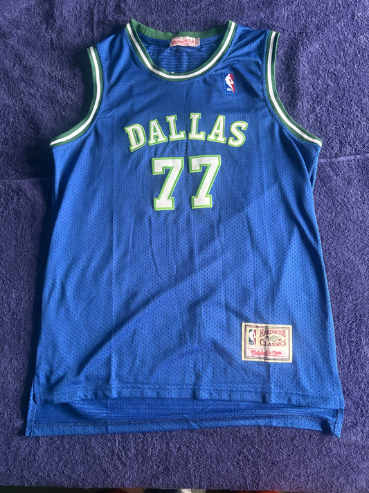 Dallas Mavericks M&N NBA HardWood Classics Basketball Vest Large Doncic 77