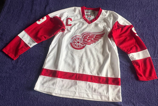 CCM Heroes of Hockey Detroit Red Wings NHL Hockey Shirt Size 50 Howe 9 C