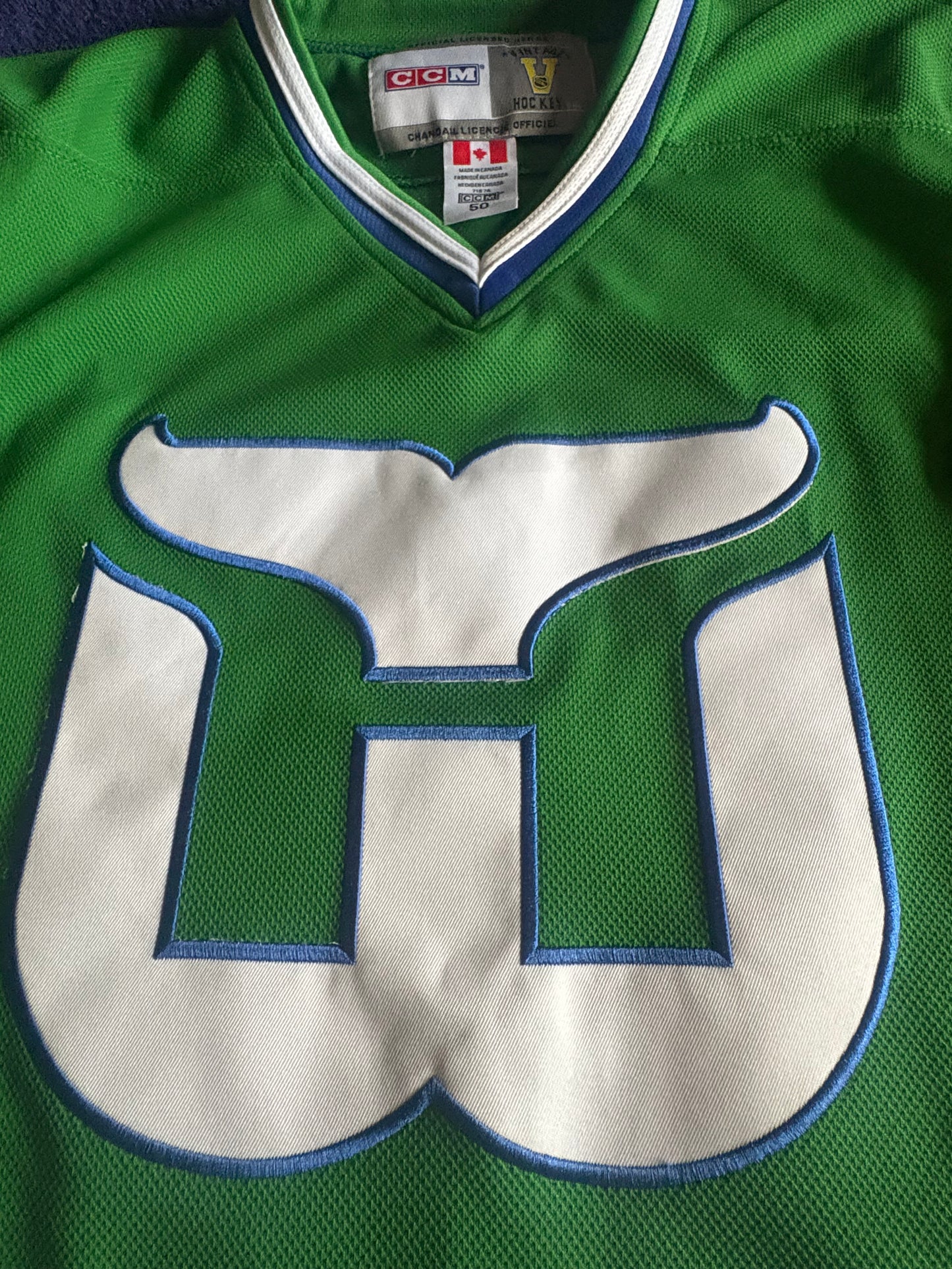 CCM Heroes of Hockey Hartford Whalers/Carolina Hurricanes NHL Shirt Size 50 Francis 10