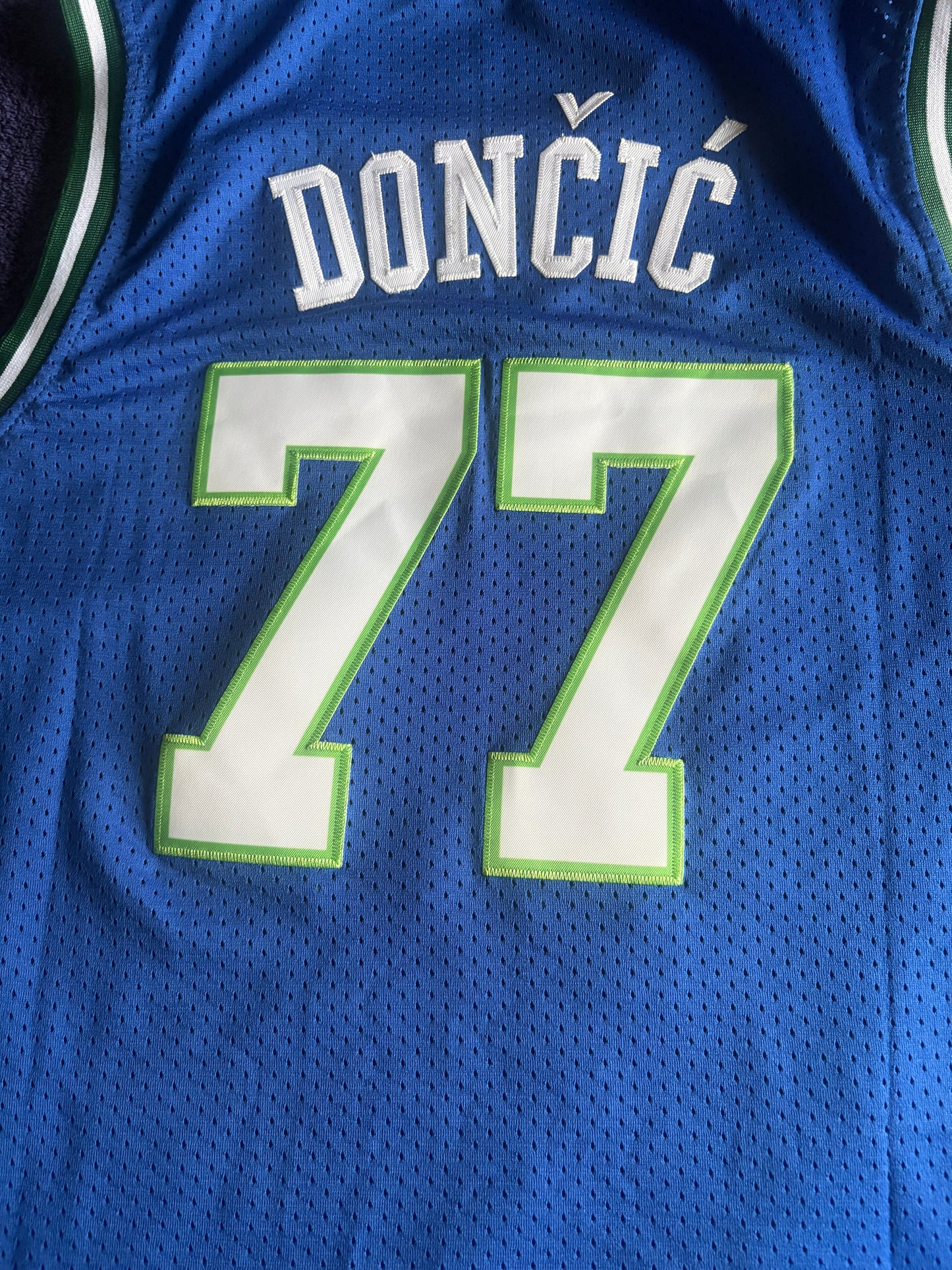 Dallas Mavericks M&N NBA HardWood Classics Basketball Vest Large Doncic 77