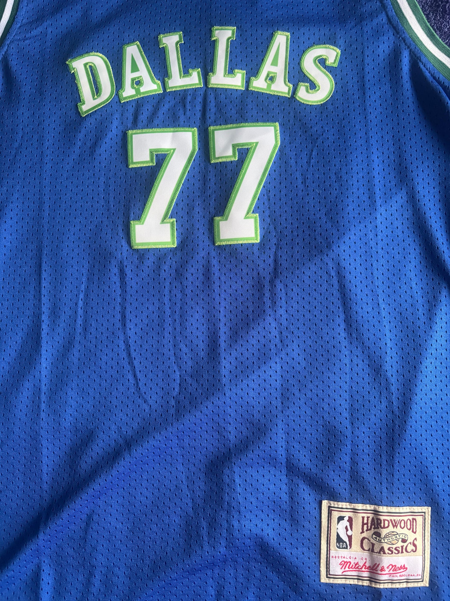Dallas Mavericks M&N NBA HardWood Classics Basketball Vest Large Doncic 77