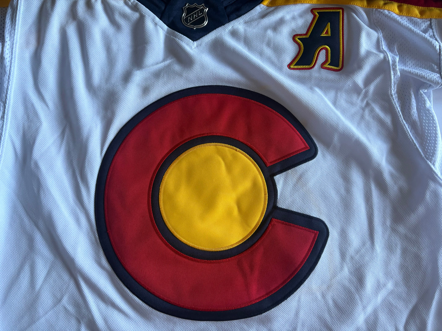 Colorado Avalanche NHL Shirt Size 52 MacKinnon 29 White A