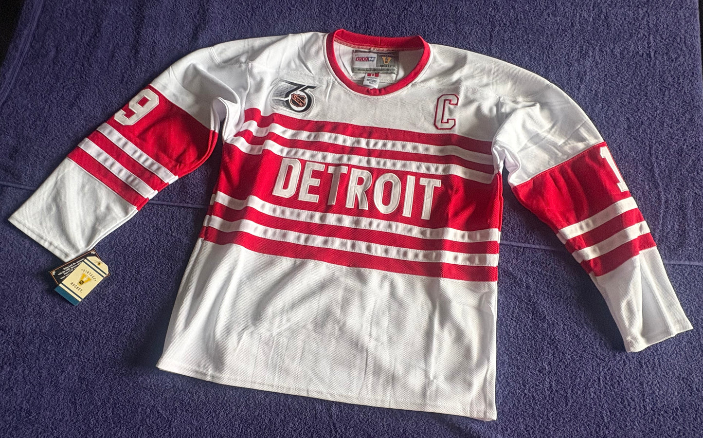 CCM Heroes of Hockey Detroit Red Wings NHL Hockey Shirt Size Yzerman 19 C
