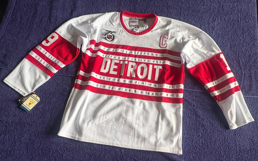 CCM Heroes of Hockey Detroit Red Wings NHL Hockey Shirt Size Yzerman 19 C