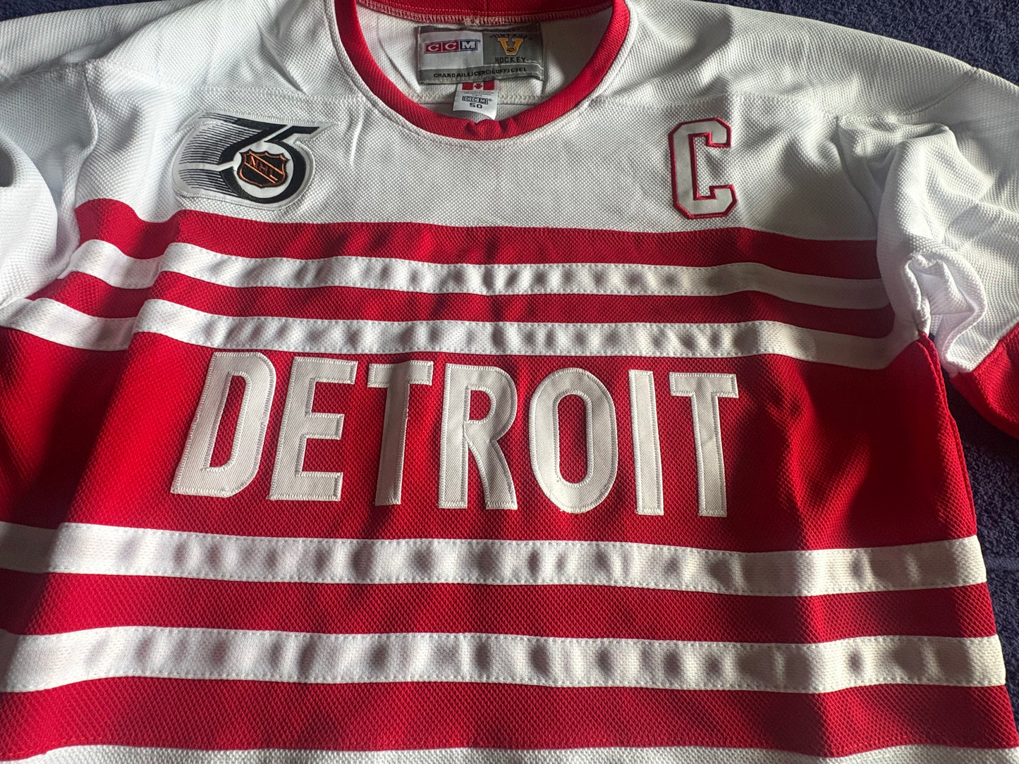 CCM Heroes of Hockey Detroit Red Wings NHL Hockey Shirt Size Yzerman 19 C