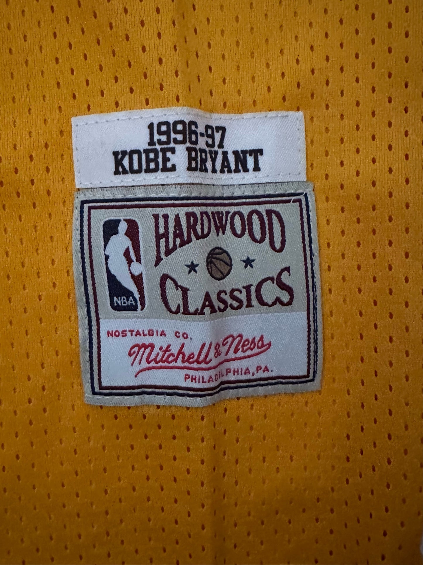 Los Angeles LA Lakers NBA Hardwood Classics Basketball Vest Large Bryant 8 Yellow