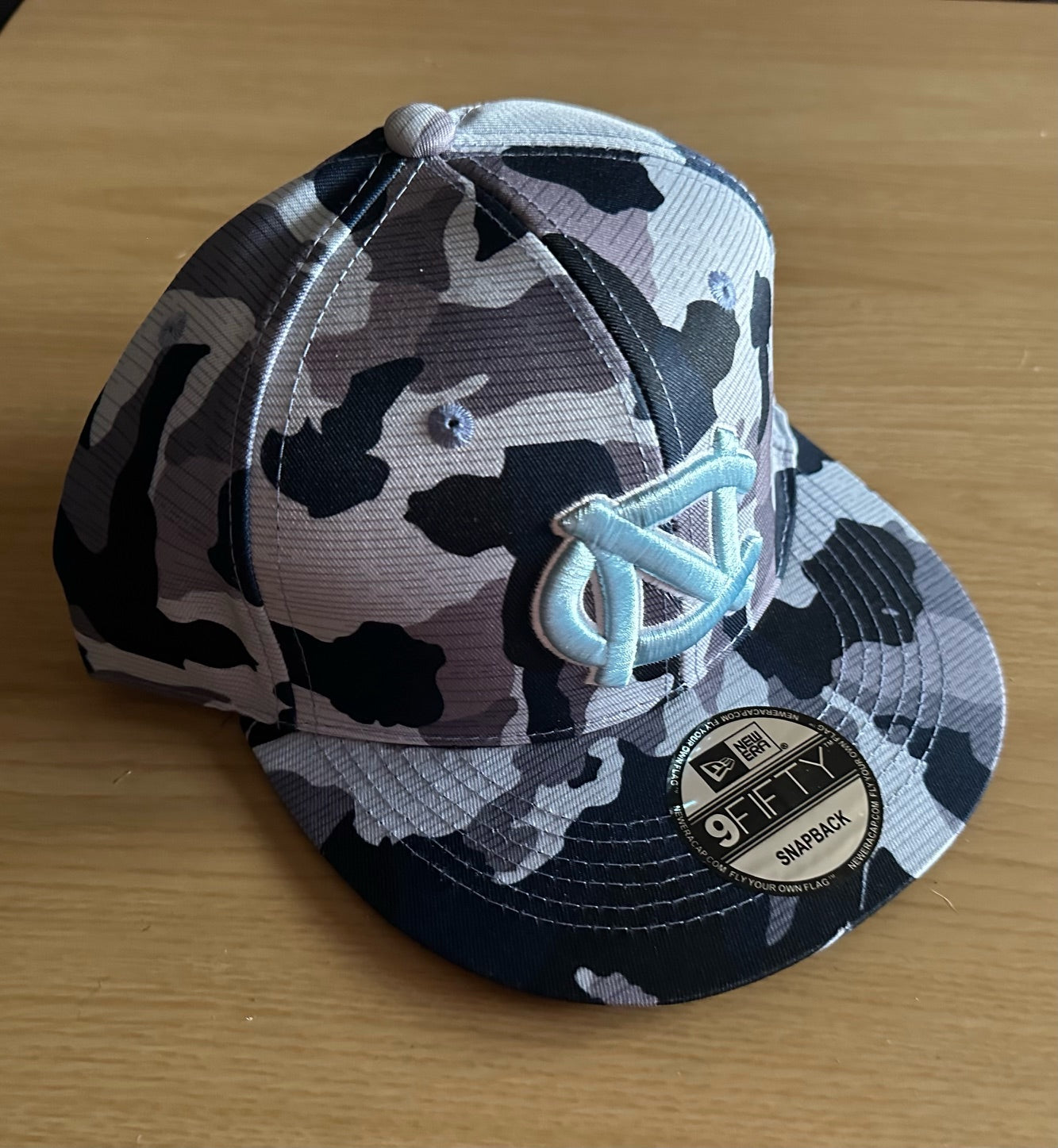 North Carolina Tar Heels  NCAA SnapBack Camo Baseball Cap Multicolour New With Sticker
