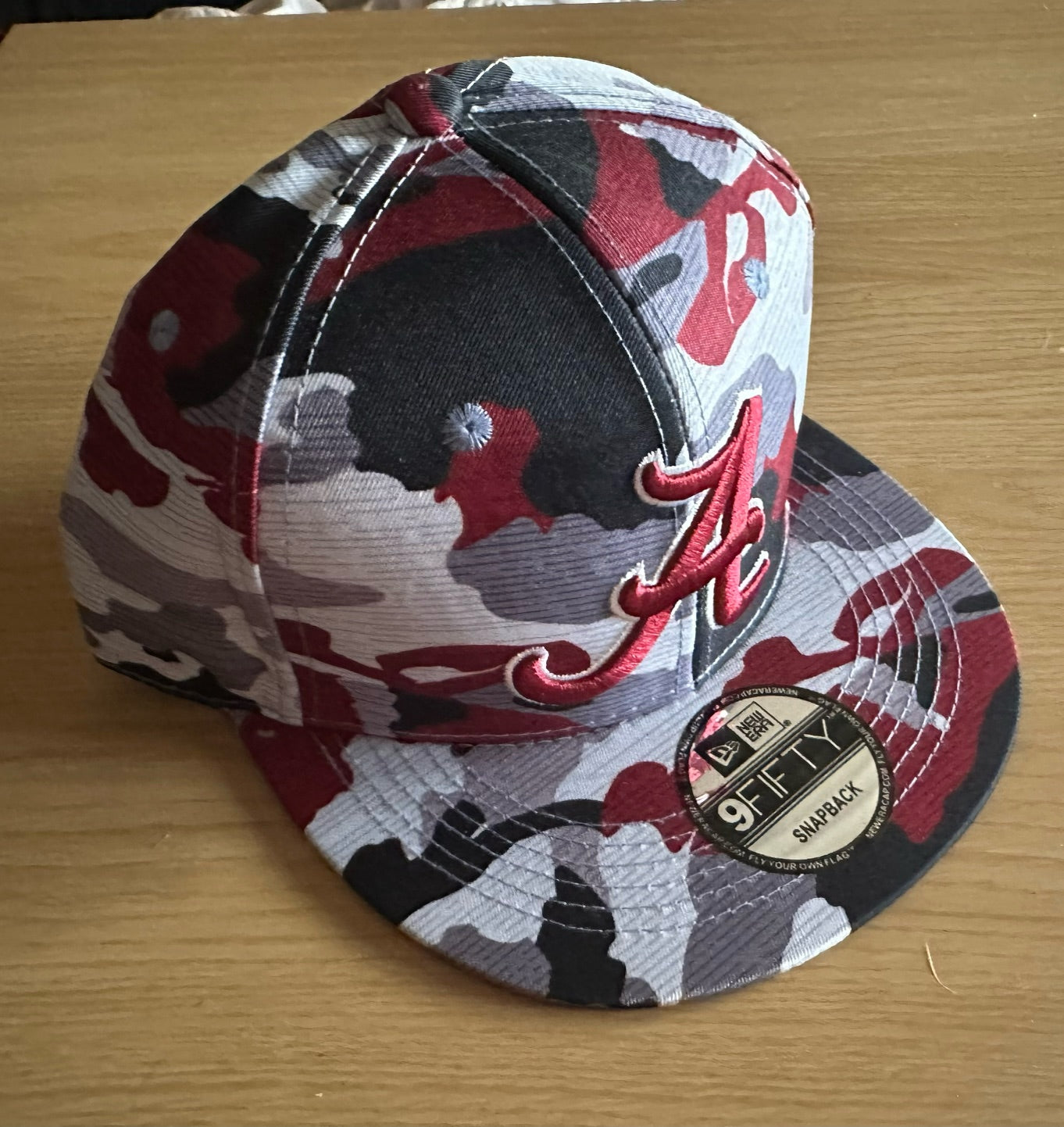 Alabama Crimson TIde  NCAA SnapBack Camo Baseball Cap Multicolour New With Sticker